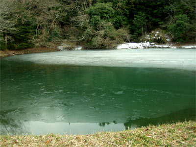 冬の谷池